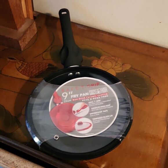 Safe-T-Grip 9" Fry Pan with lid Non Stick NIP - Picture 1 of 5